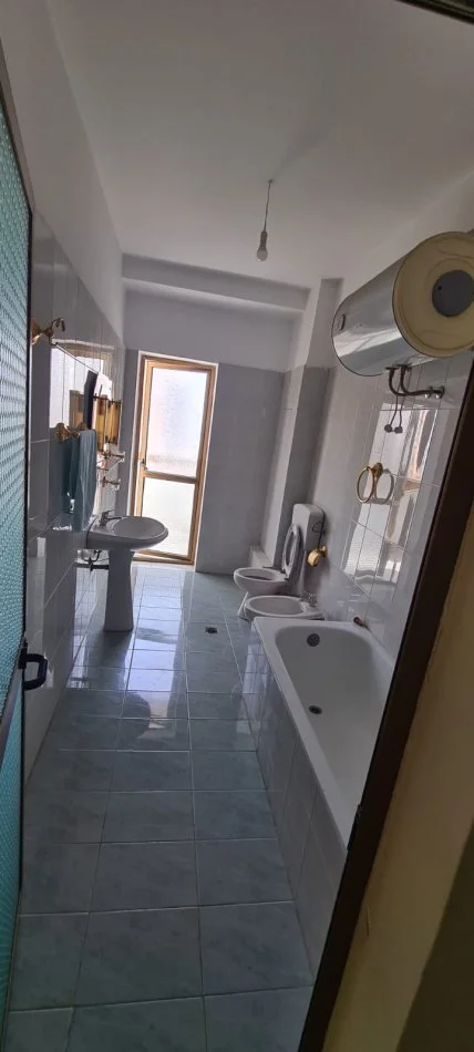 Durres, jepet me qera apartament 2+1 Kati 2, 113 m² 500 € (Vollga)