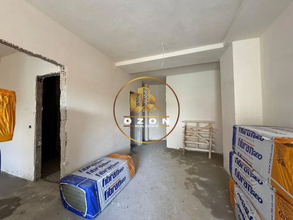 Apartament 2+1+2+ Parking për shitje tek Shkolla e Kuqe!