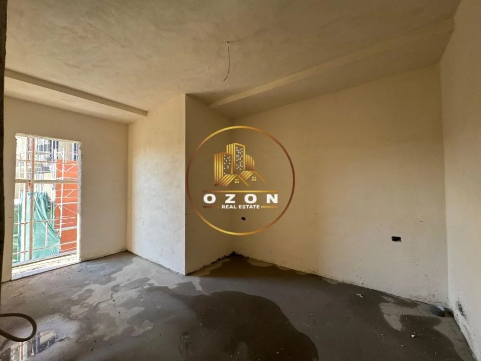 Apartament 2+1+2+ Parking për shitje tek Shkolla e Kuqe!