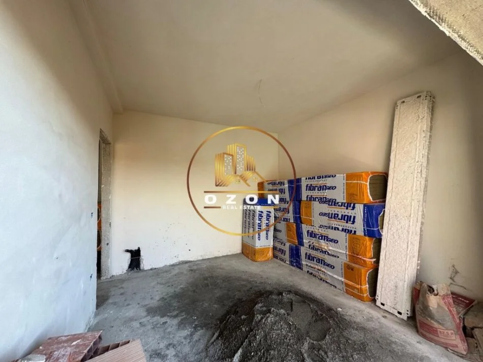 Apartament 2+1+2+ Parking për shitje tek Shkolla e Kuqe!