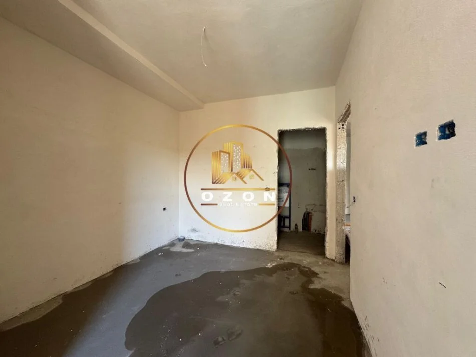 Apartament 2+1+2+ Parking për shitje tek Shkolla e Kuqe!