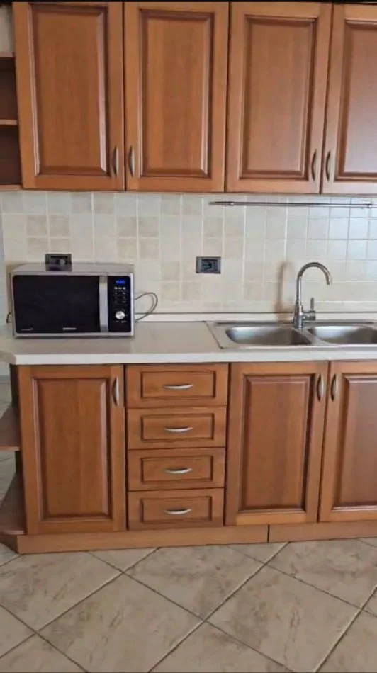 Durres, jepet me qera apartament Kati 5, 100 m² 650 € (Shkembi i Kavajes)