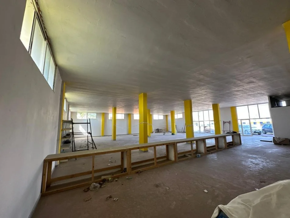 Durres, jepet me qera magazine Kati 0, 600 m² 1.000 € (Spitalle)