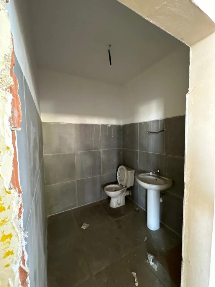 Durres, jepet me qera magazine Kati 0, 600 m² 1.000 € (Spitalle)