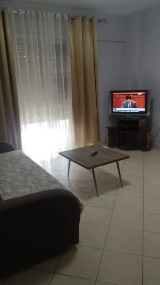 Durres, jepet me qera apartament 1+1+Ballkon Kati 5, 65 m² 250 € (Rruga Pavaresia)