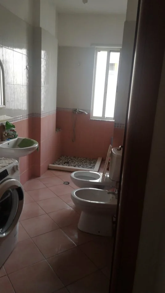 Durres, jepet me qera apartament 1+1+Ballkon Kati 5, 65 m² 250 € (Rruga Pavaresia)