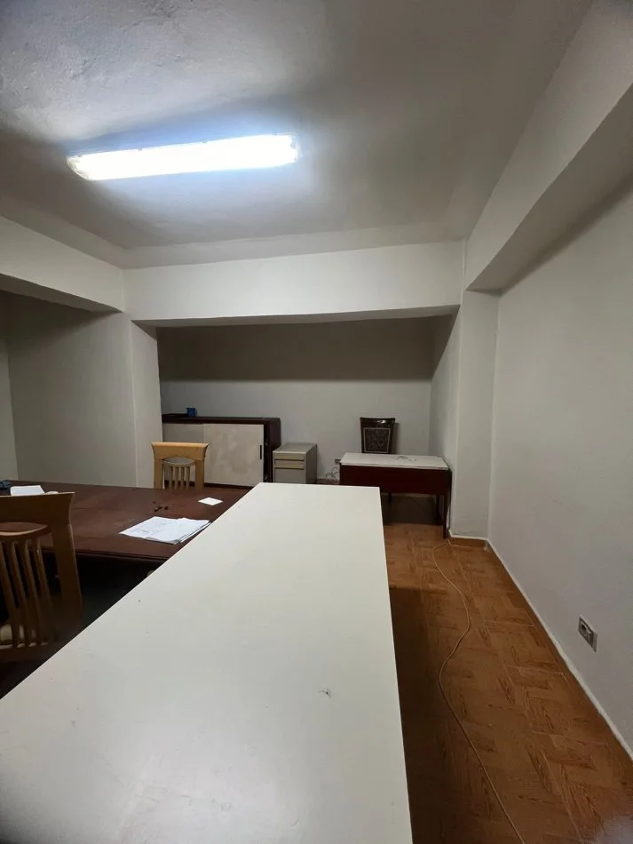 Durres, jepet me qera ambjent biznesi Kati 0, 250 € (Vollga)