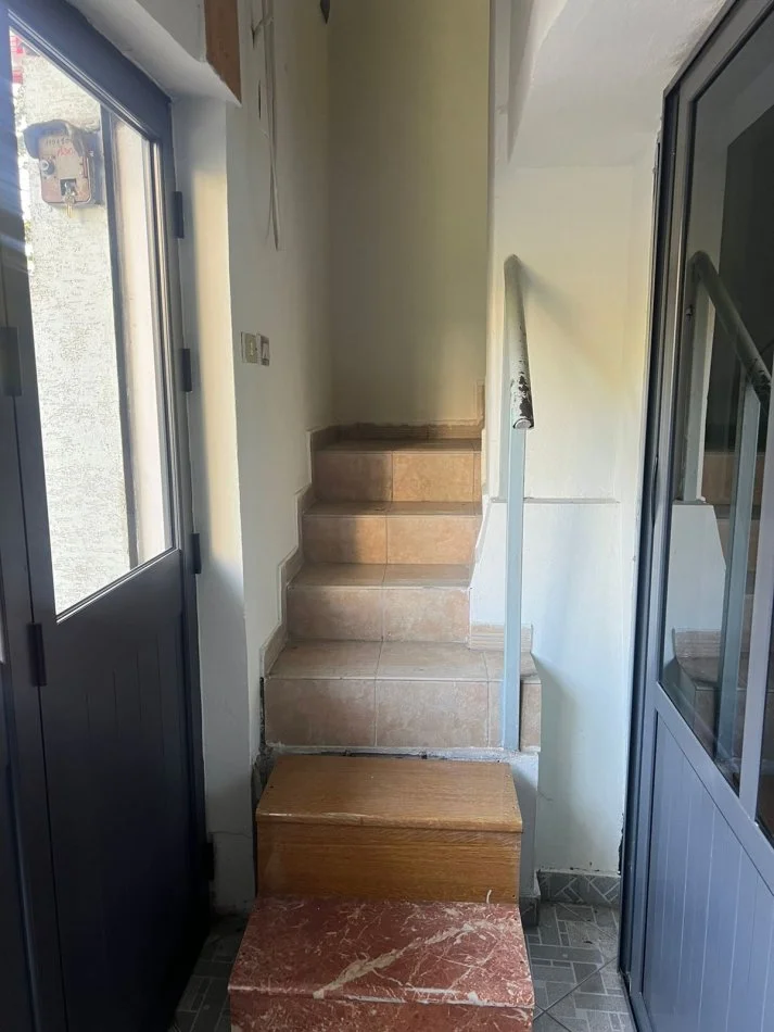 Durres, jepet me qera ambjent biznesi Kati 0, 250 € (Vollga)