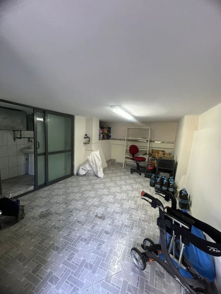 Durres, jepet me qera ambjent biznesi Kati 0, 250 € (Vollga)