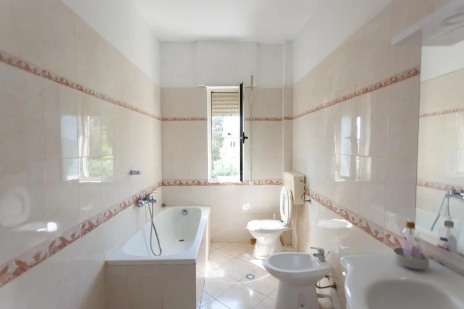 Durres, jepet me qera apartament 2+1+Aneks+Ballkon Kati 4, 120 m² 320 € (Vollga)