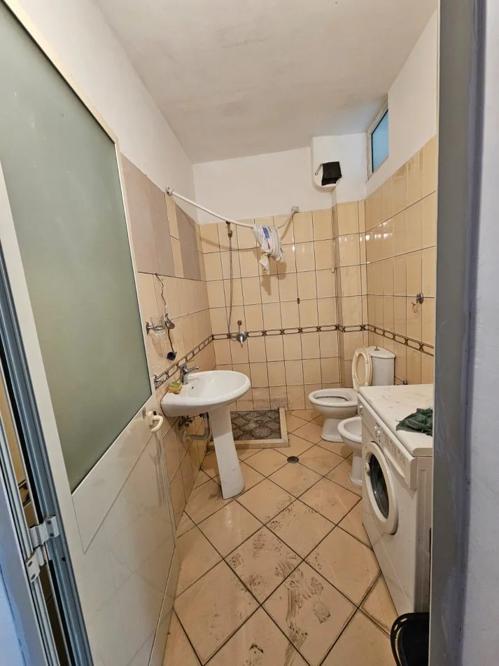 Durres, jepet me qera apartament 1+1+Ballkon , 60 m² 220 € (Kazazi)