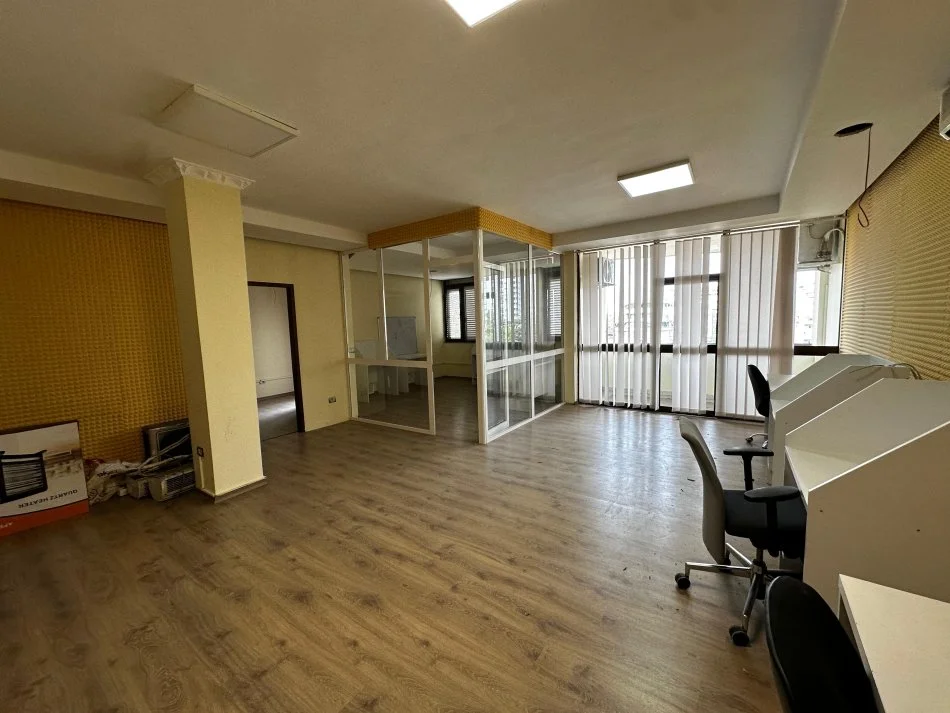 Tirane, jepet me qera zyre Kati 6, 110 m² 1.100 € (Rruga Ismail Qemali Ish-Blloku)