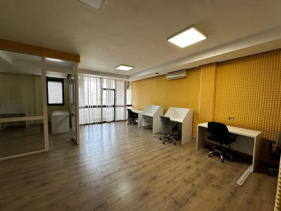 Tirane, jepet me qera zyre Kati 6, 110 m² 1.100 € (Rruga Ismail Qemali Ish-Blloku)