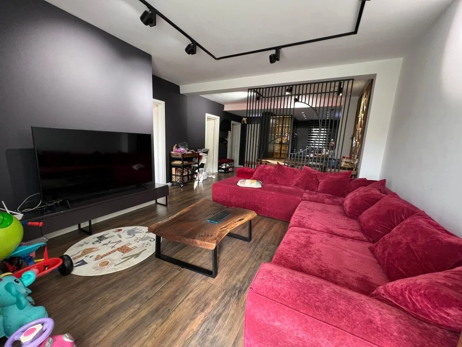 Tirane, shes apartament 2+1+Ballkon Kati 1, 110 m² 240.000 € (LIQENI THATE)