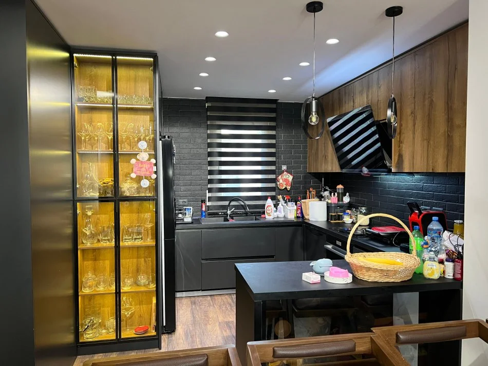 Tirane, shes apartament 2+1+Ballkon Kati 1, 110 m² 240.000 € (LIQENI THATE)