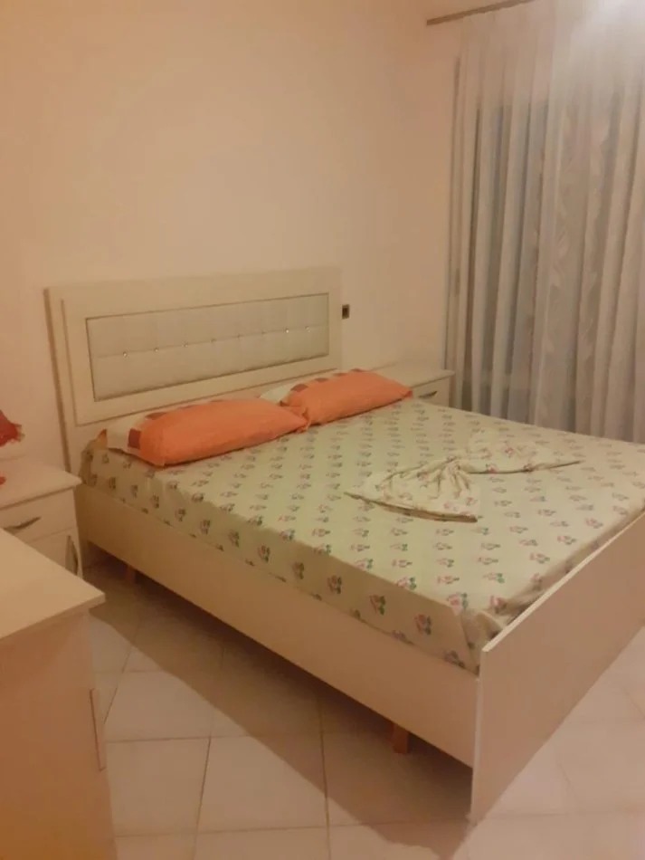 Durres, jepet me qera apartament 1+1+Ballkon Kati 8, 72 m² 350 € (Rrota e Kuqe)