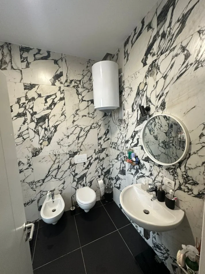 Tirane, jepet me qera apartament 2+1 Kati 4, 115 m² 1.800 € (Rruga e Kosovareve)