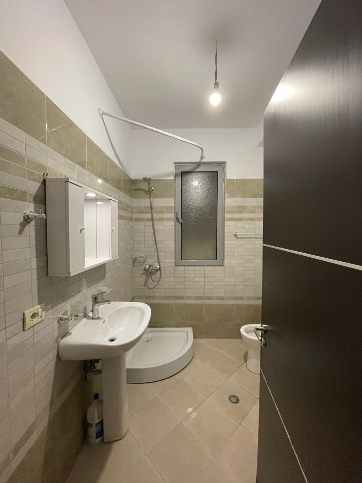 Tirane, shitet apartament 2+1+Ballkon Kati 2, 96 m² 128.000 € (Rruga e Dajtit)
