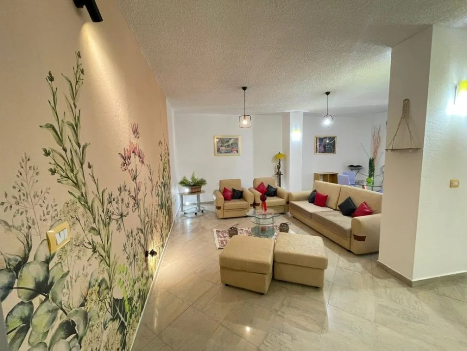 Tirane, jepet me qera apartament 1+1 Kati 4, 100 m² 700 € (Rruga e kosovareve)