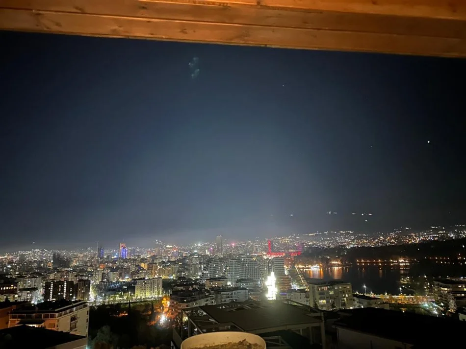 Tirane, jepet me qera apartament 2+1+Ballkon Kati 5, 98 m² 800 € (kopshti Botanik)