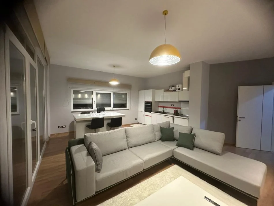 Tirane, jepet me qera apartament 2+1+Ballkon Kati 5, 98 m² 800 € (kopshti Botanik)