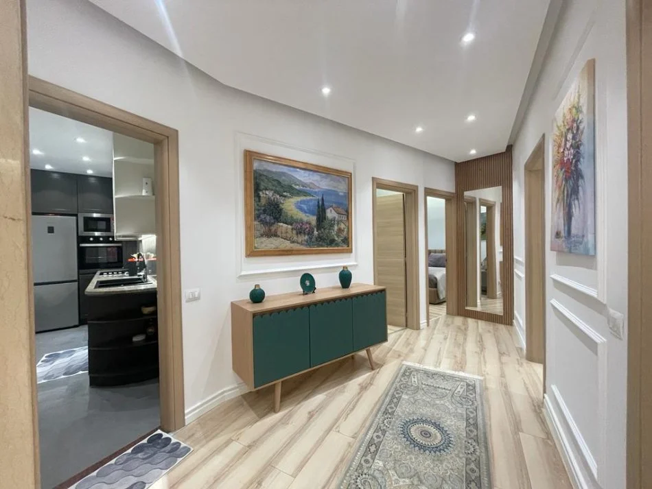 Tirane, jepet me qera apartament 3+1 Kati 4, 163 m² 2.500 € (Qender)