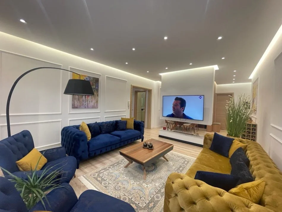 Tirane, jepet me qera apartament 3+1 Kati 4, 163 m² 2.500 € (Qender)