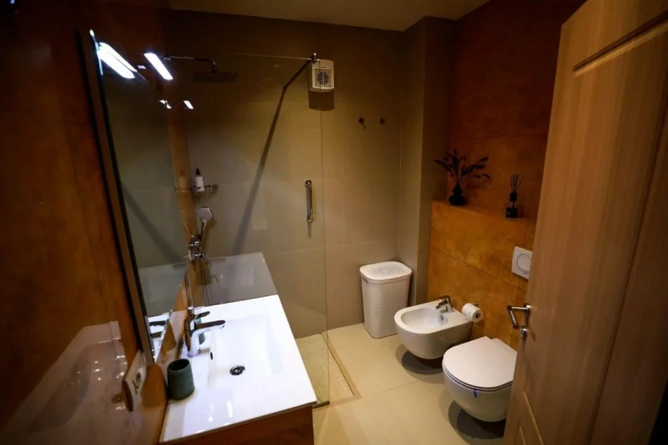 Tirane, jepet me qera apartament 2+1 , 1.000 € (Tajvani)