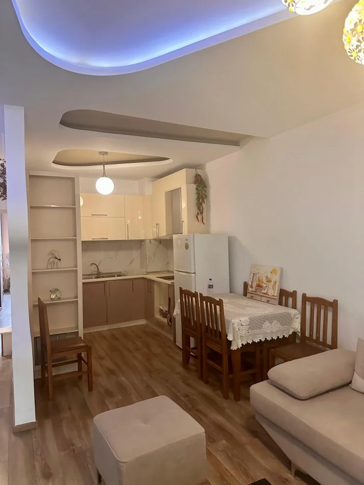 Tirane, jepet me qera apartament 2+1 Kati 4, 105 m² 600 € (Kopshti Botanik)