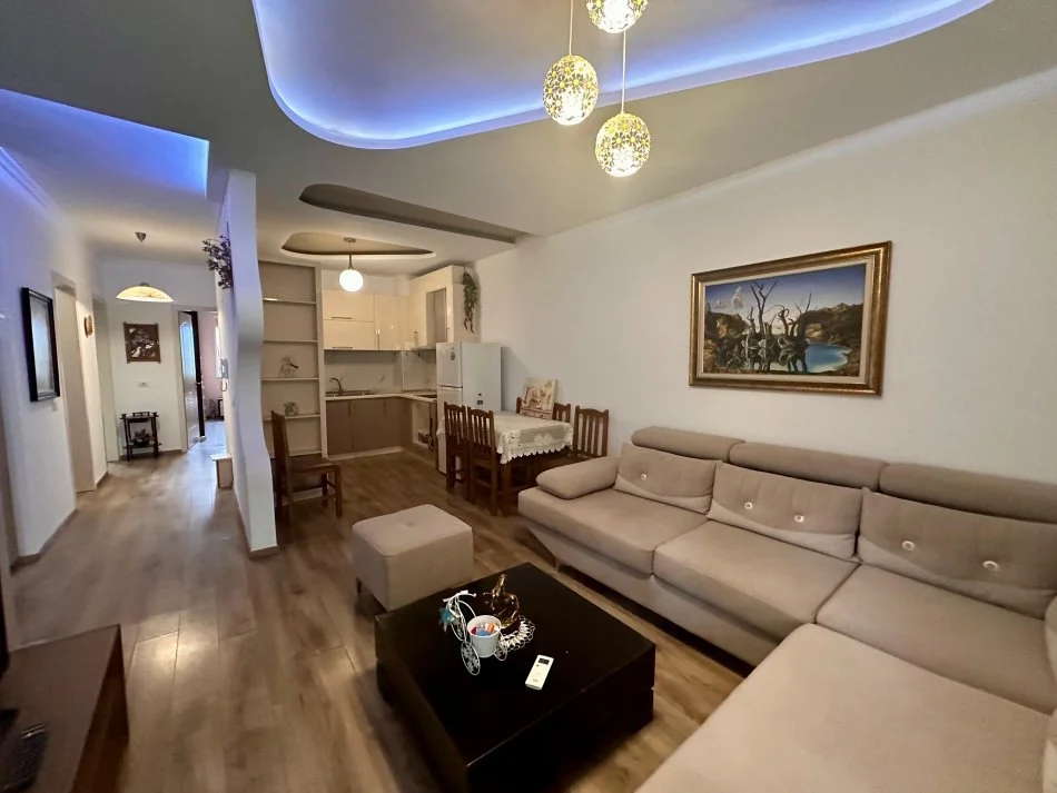 Tirane, jepet me qera apartament 2+1 Kati 4, 105 m² 600 € (Kopshti Botanik)