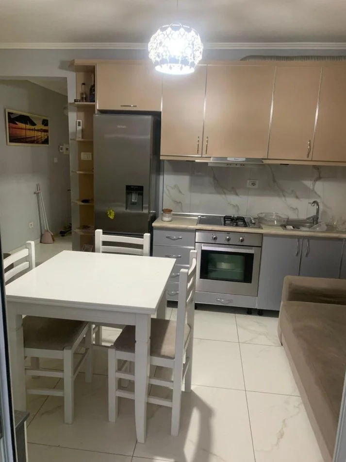 Durres, jepet me qera apartament 1+1+Ballkon Kati 3, 56 m² 250 € (Tregu i madh Industrial)