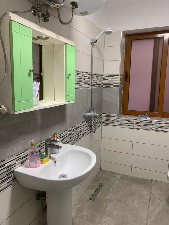 Durres, jepet me qera apartament 1+1+Ballkon Kati 3, 56 m² 250 € (Tregu i madh Industrial)