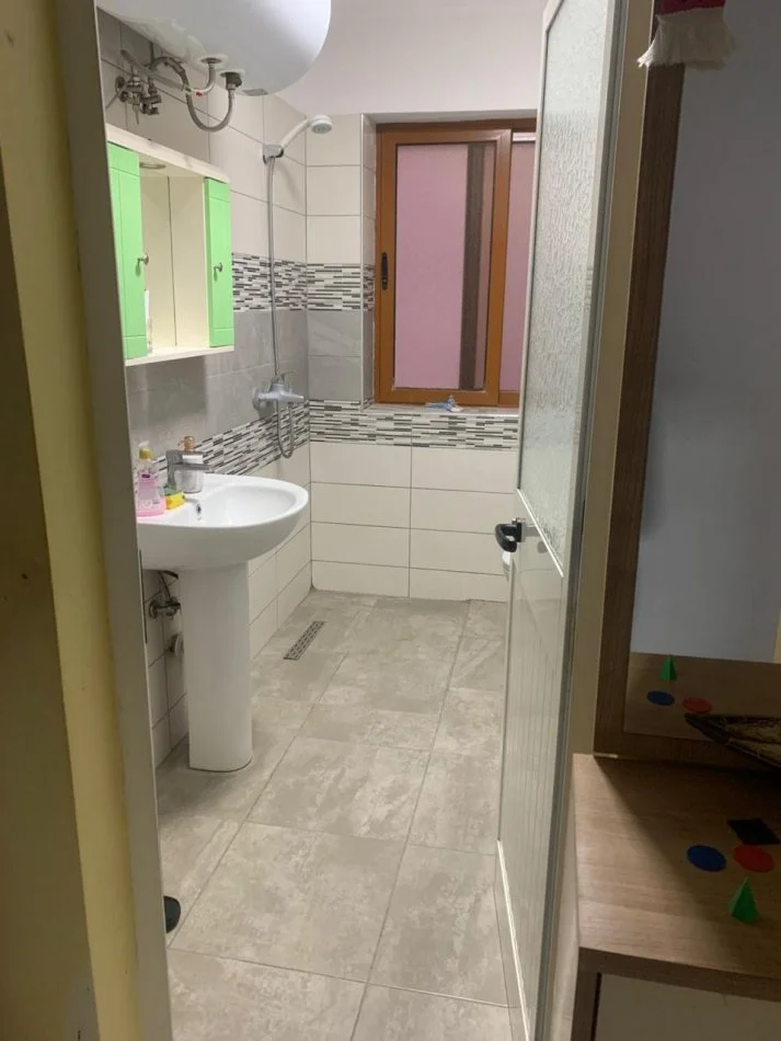 Durres, jepet me qera apartament 1+1+Ballkon Kati 3, 56 m² 250 € (Tregu i madh Industrial)