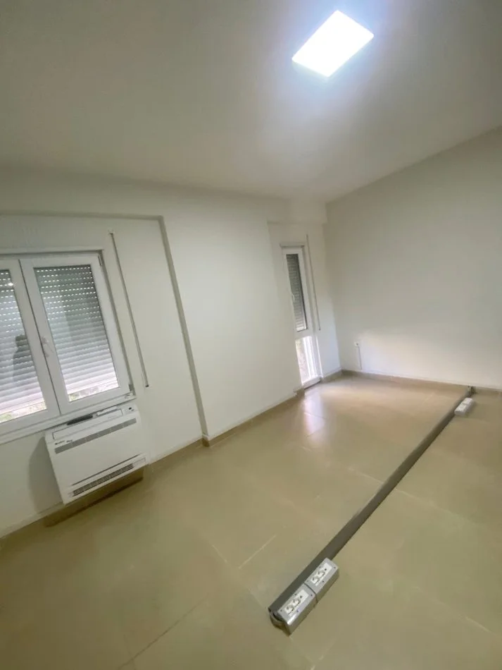 Tirane, jepet me qera ambjent biznesi Kati 2, 95 m² 1.000 € (Komuna e Parisit)