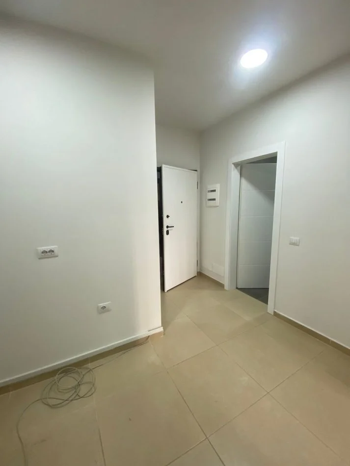 Tirane, jepet me qera ambjent biznesi Kati 2, 95 m² 1.000 € (Komuna e Parisit)