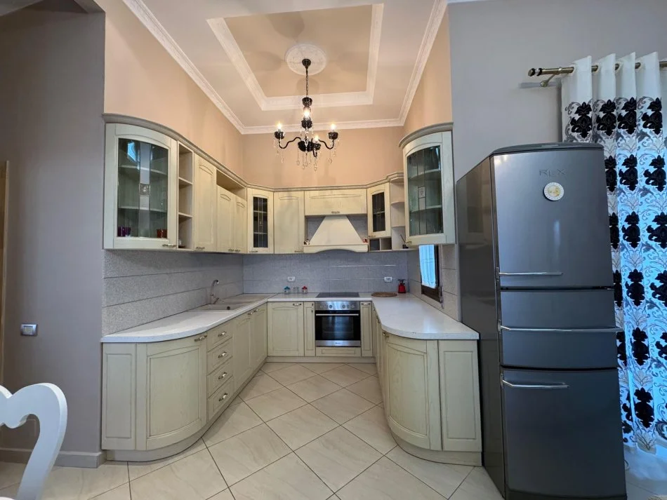 Tirane, jepet me qera apartament 2+1+Aneks+Ballkon Kati 5, 200 m² 800 € (Kopshti Botanik)