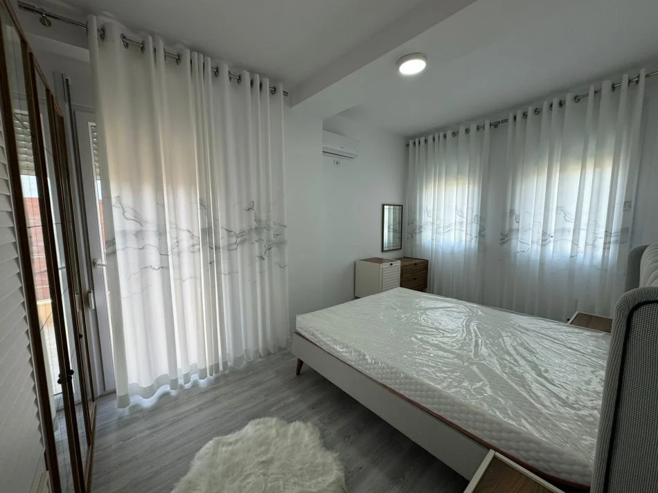 Tirane, jepet me qera apartament 3+1+Ballkon Kati 15, 145 m² 1.200 € (Liqeni i Thate)