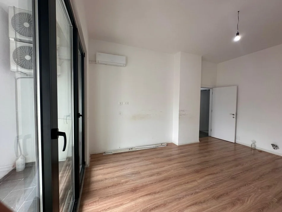 Tirane, jepet me qera ambjent biznesi Kati 9, 123 m² 800 € (Square 21)