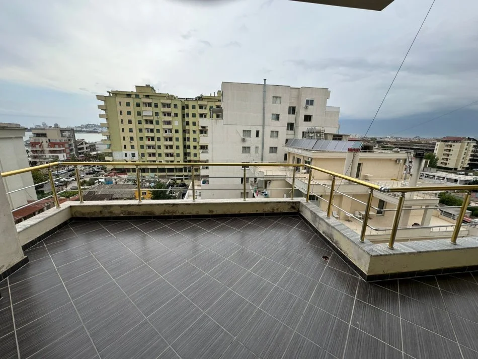 Durres, jepet me qera apartament 1+1+Ballkon Kati 4, 65 m² 350 € (Rrota e Kuqe)