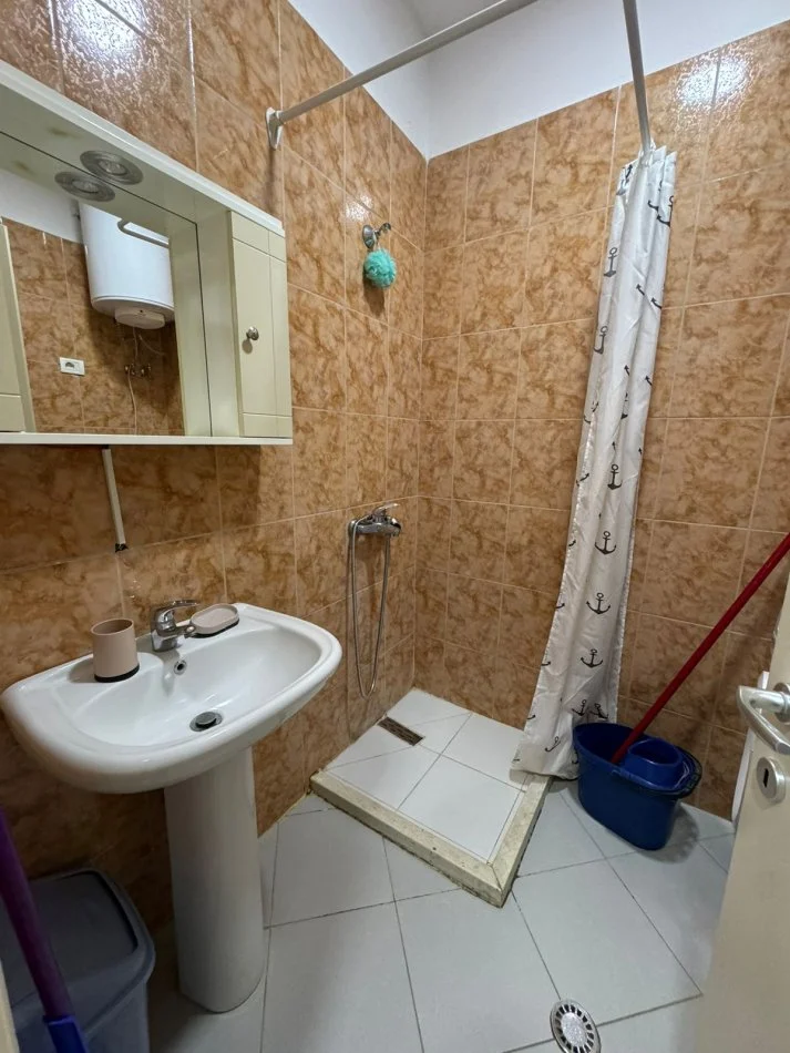 Durres, jepet me qera apartament 1+1+Ballkon Kati 4, 65 m² 350 € (Rrota e Kuqe)