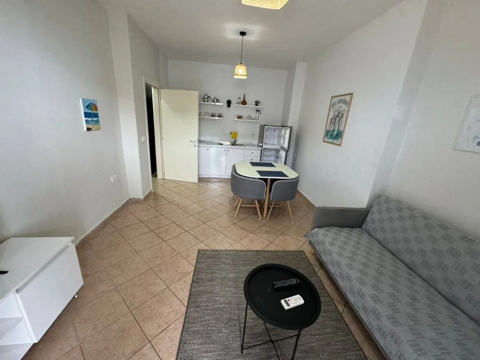 Durres, jepet me qera apartament 1+1+Ballkon Kati 4, 65 m² 350 € (Rrota e Kuqe)