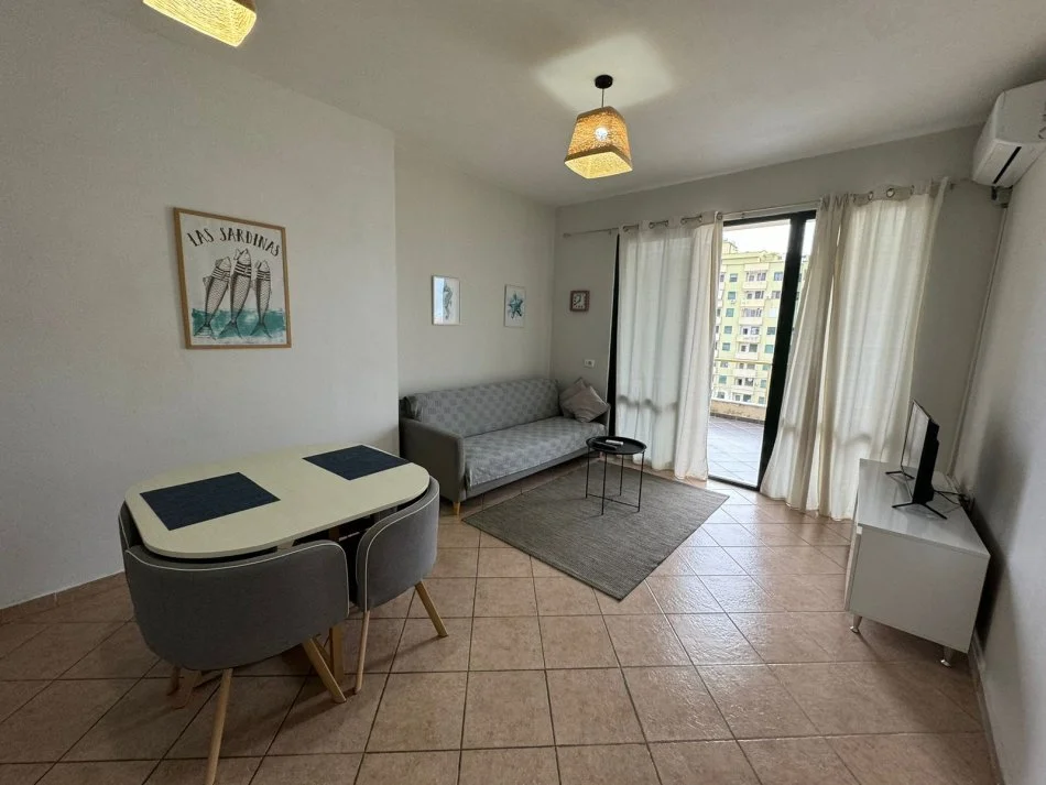 Durres, jepet me qera apartament 1+1+Ballkon Kati 4, 65 m² 350 € (Rrota e Kuqe)