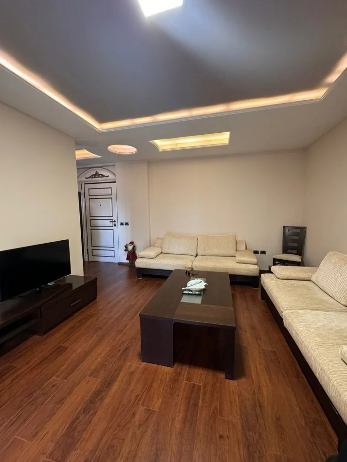 Durres, jepet me qera apartament 1+1 Kati 7, 60 m² 350 € (Kazazi)