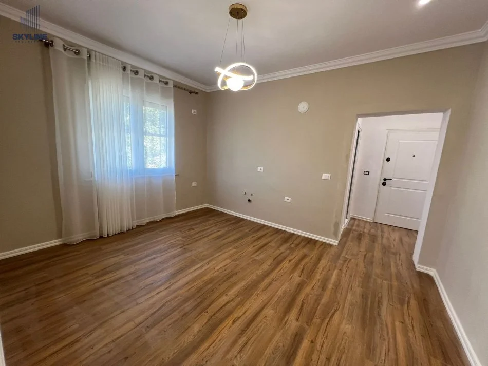 Tirane, shitet apartament 1+1+Ballkon Kati 4, 49 m² 125.000 € (Rruga Durresit)