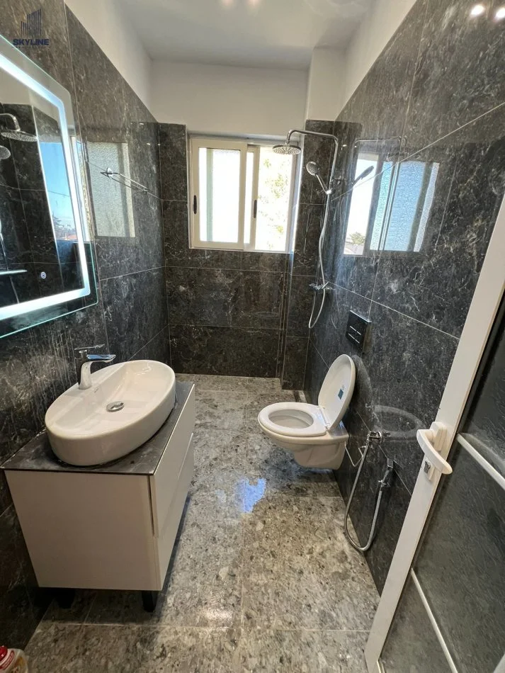 Tirane, shitet apartament 1+1+Ballkon Kati 4, 49 m² 125.000 € (Rruga Durresit)