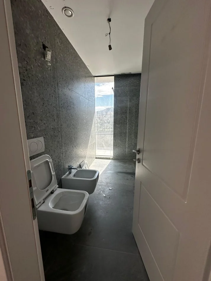 Tirane, jap me qera ambjent biznesi Kati 6, 191 m² 2.500 € (Rruga Kristo Luarasi)