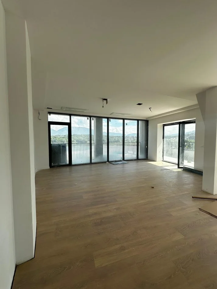 Tirane, jap me qera ambjent biznesi Kati 6, 191 m² 2.500 € (Rruga Kristo Luarasi)