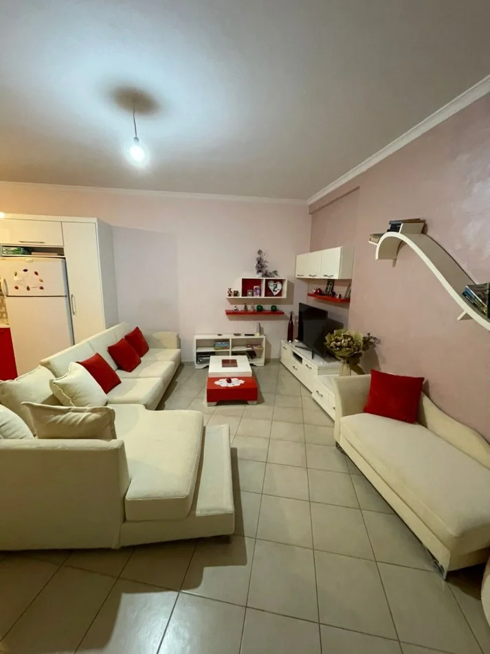 Tirane, jepet me qera apartament 2+1+Ballkon Kati 3, 80 m² 450 € (astir)