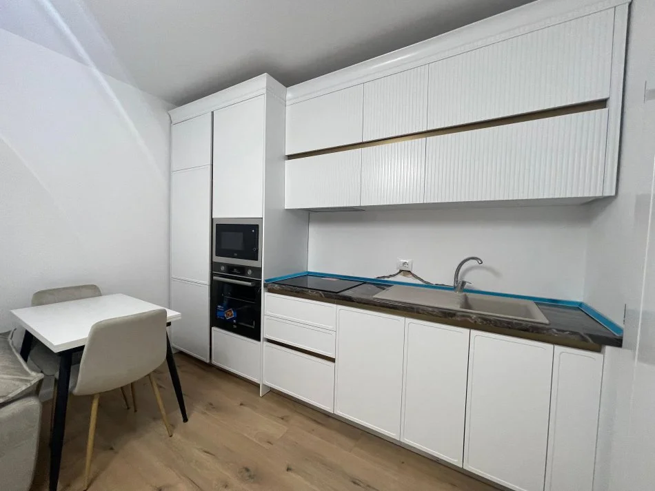 Tirane, jepet me qera apartament 2+1 Kati 3, 60 m² 700€ (Rruga Mine Peza)