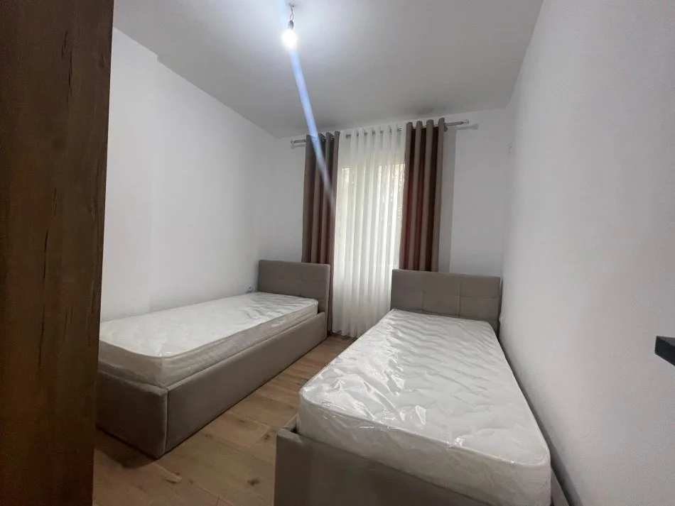 Tirane, jepet me qera apartament 2+1 Kati 3, 60 m² 700€ (Rruga Mine Peza)